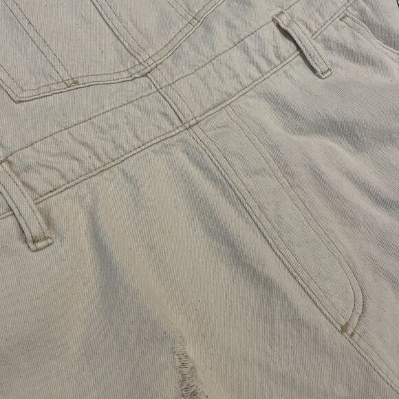 ~ Free People 30 Shortalls We The Free Cream Distressed Denim Short Overall Fray - Picture 10 of 16